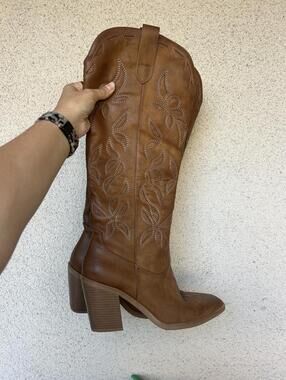 INSOM Western Heeled Boots Women’s 9 Brown Faux Leather Cowboy Chic Like New
